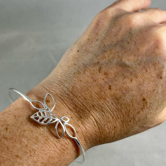 NEW Sterling silver bangle with leaf motif - Picture 1 of 7